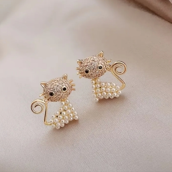 Pearl Cat Stud Earrings - Picture 1 of 1